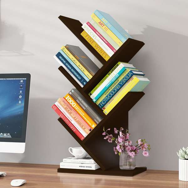 ชั้นหนังสือและมุมอ่านหนังสือในบรรยากาศเรียบง่าย สว่าง และสงบ